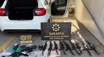 Polis memurunun aracında 9 kaleşnikof ve 5 tabanca ele geçirildi