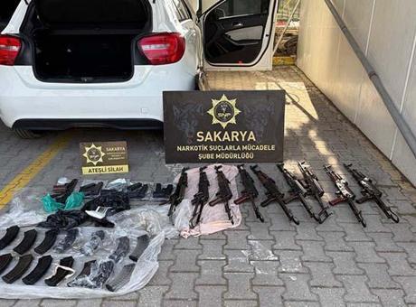 Polis memurunun aracında 9 kaleşnikof ve 5 tabanca ele geçirildi