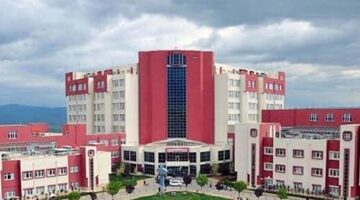 Profesör ve sekreterine ‘bıçak parası’ adı altında rüşvet aldıkları iddiasıyla gözaltı