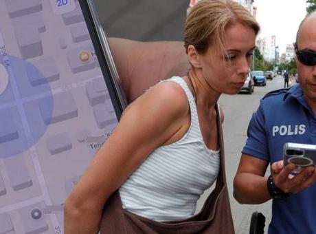 Rus turist akıllı saatini adım adım takip etti, polis ekipleriyle baskın yaptı!