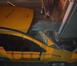 Sakarya’da feci kaza! Taksi demir yüklü kamyonete çarptı, şoför hayatını kaybetti