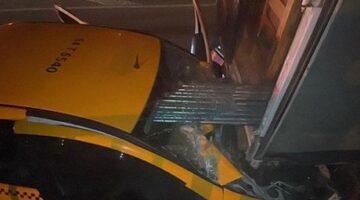 Sakarya’da feci kaza! Taksi demir yüklü kamyonete çarptı, şoför hayatını kaybetti