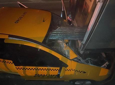 Sakarya’da feci kaza! Taksi demir yüklü kamyonete çarptı, şoför hayatını kaybetti