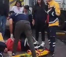 Şanılurda’da öğrenci servis minibüsü, TIR’a çarptı: 9 yaralı