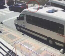 Servis minibüsü yayaların arasına daldı