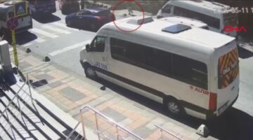 Servis minibüsü yayaların arasına daldı