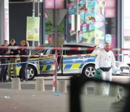 Son dakika! Almanya’da bir barın dışında bıçaklı saldırı: Yaralılar var