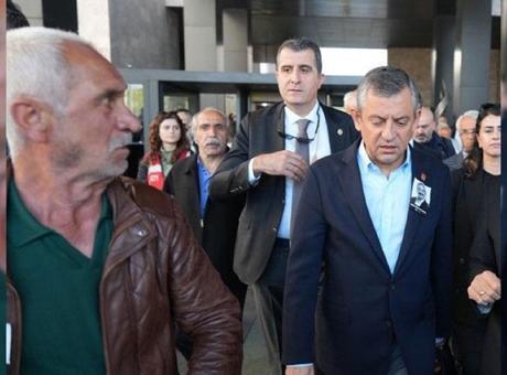 Son dakika gündem haberleri! Özgür Özel’e kim saldırdı? Özgür Özel’e saldıran kişinin kimliği belli oldu!