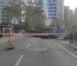Son dakika: İstanbul’da yolda çökme