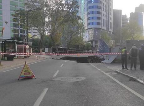 Son dakika: İstanbul’da yolda çökme