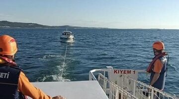 Sürüklenen tekne Çanakkale Marina’ya yanaştırıldı