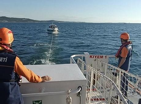 Sürüklenen tekne Çanakkale Marina’ya yanaştırıldı