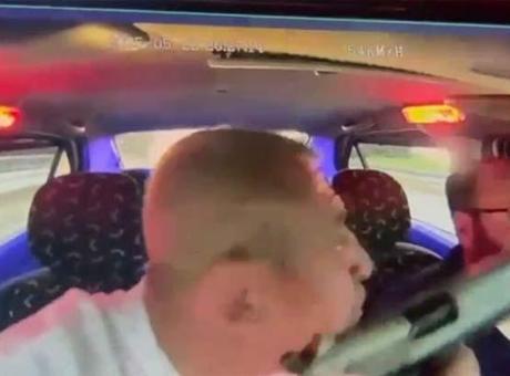 Taksiciyi silahla gezdirip gasp etti! Dehşet anları kamerada