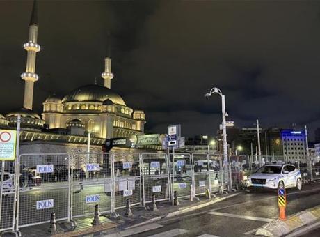Taksim’de yollar açılmaya başladı! 1 Mayıs tedbirleri için kapatılmıştı
