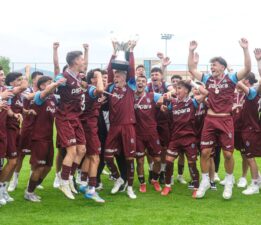 Trabzonspor U19 takımı şampiyonluk kupasını aldı