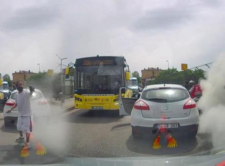 Trafikte dehşet anları! Bıçaklı saldırgana yangın tüpüyle karşılık verdi