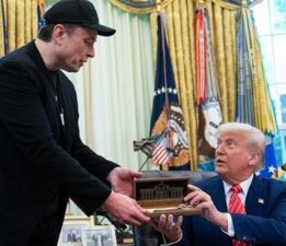 Trump Elon Musk’a Beyaz Saray’ın altın anahtarını hediye etti