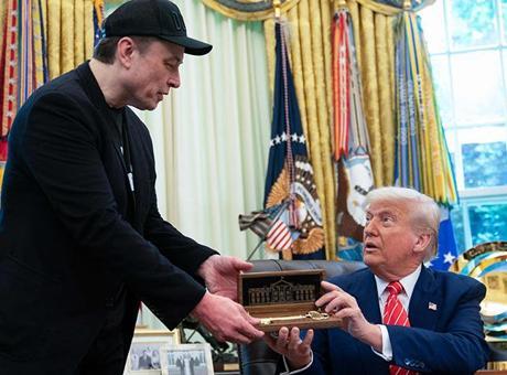 Trump Elon Musk’a Beyaz Saray’ın altın anahtarını hediye etti