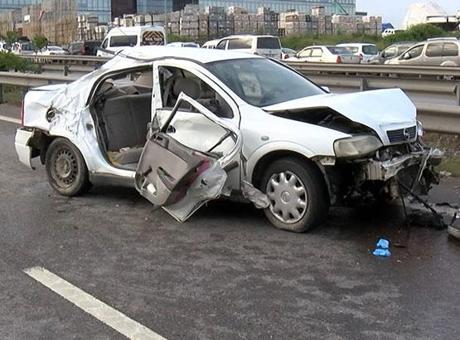 Tuzla’da bariyerlere çarpan otomobil takla atarak savruldu! Ölü ve yaralılar var