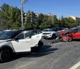 Uşak’ta feci kaza! 4 aracın birbirine girdiği zincirleme kazada 7 kişi yaralı