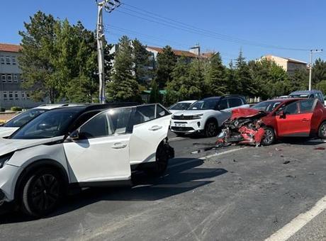 Uşak’ta feci kaza! 4 aracın birbirine girdiği zincirleme kazada 7 kişi yaralı