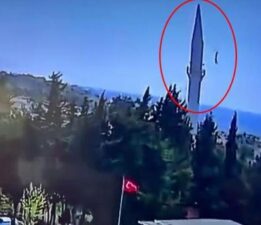 Yer: Büyükçekmece! Depremin ardından caminin alemi böyle düştü