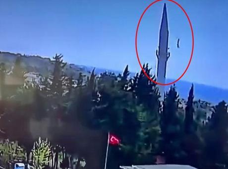 Yer: Büyükçekmece! Depremin ardından caminin alemi böyle düştü