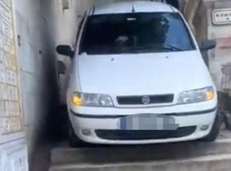 Yer: İstanbul! Otomobiliyle merdivenlerden inmeye çalıştı