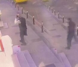 Yer: Küçükçekmece! Fenalaşıp yola yığılan adamın üzerinden araç geçti