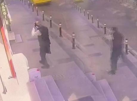 Yer: Küçükçekmece! Fenalaşıp yola yığılan adamın üzerinden araç geçti