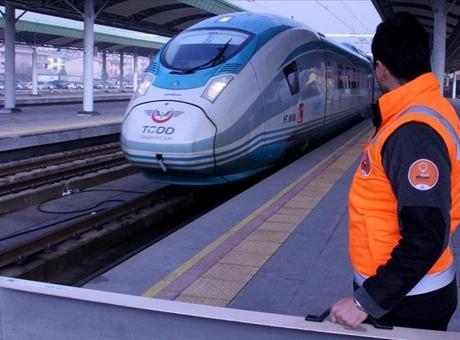 YHT istasyonlarındaki ‘Turuncu Masa’ engelleri kaldırıp ulaşımı kolaylaştırıyor