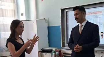 Yıllar sonra ilkokul öğretmeninin karşısına çıktı: Aynısın, seni gözlerinden tanıdım