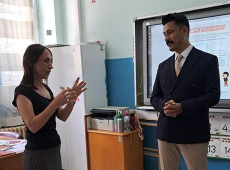 Yıllar sonra ilkokul öğretmeninin karşısına çıktı: Aynısın, seni gözlerinden tanıdım