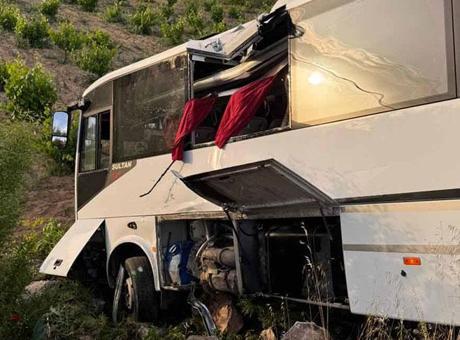 Yolcu otobüsü ile tur midibüsü çarpıştı! Çok sayıda yaralılar var