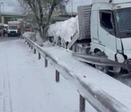 Zeytinburnu D-100’de alçı yüklü TIR bariyerlere çarptı; trafik yoğunluğu oluştu