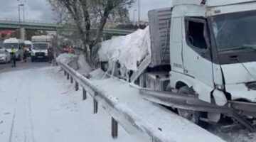 Zeytinburnu D-100’de alçı yüklü TIR bariyerlere çarptı; trafik yoğunluğu oluştu