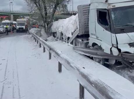 Zeytinburnu D-100’de alçı yüklü TIR bariyerlere çarptı; trafik yoğunluğu oluştu