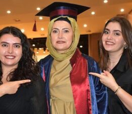 2 kanseri yendi, üniversiteden birincilikle mezun oldu! Diplomasını kızının elinden aldı