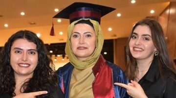 2 kanseri yendi, üniversiteden birincilikle mezun oldu! Diplomasını kızının elinden aldı