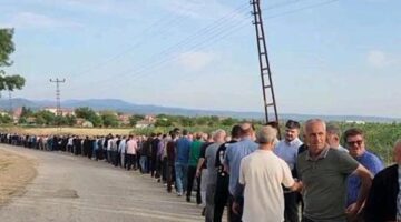 90 yıldır devam eden gelenek! 10 bin kişi aynı anda bayramlaştı