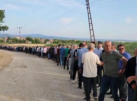90 yıldır devam eden gelenek! 10 bin kişi aynı anda bayramlaştı