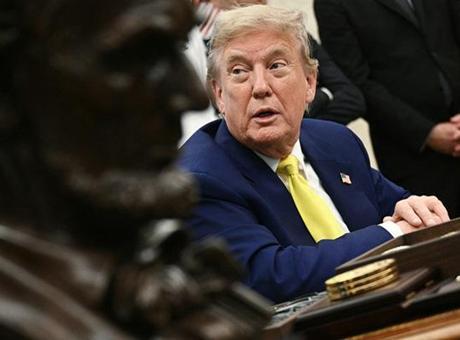 ABD basını: Trump, danışmanlarıyla İran’a ‘sığınak avcısı’ bombalarla saldırı planını değerlendiriyor!