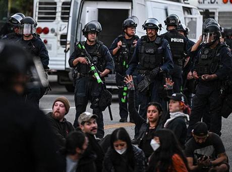 ABD’de yargıç Los Angeles’a gönderilen askerlerin kontrolünün eyalete verilmesi talimatı verdi