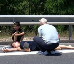Acı fotoğraf! Ambulans gelene kadar annesinin başucundan ayrılmadı