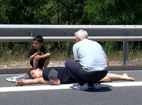 Acı fotoğraf! Ambulans gelene kadar annesinin başucundan ayrılmadı