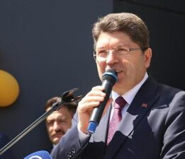 Adalet Bakanı Tunç, Kayseri’de öğrencilere karne dağıttı