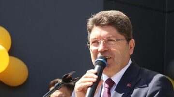 Adalet Bakanı Tunç, Kayseri’de öğrencilere karne dağıttı