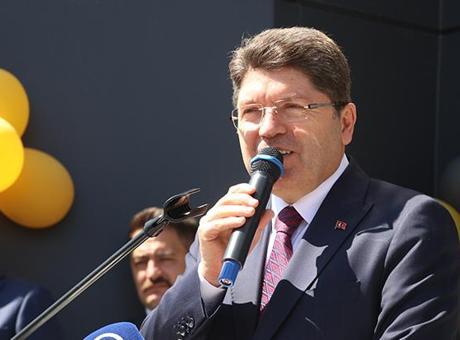 Adalet Bakanı Tunç, Kayseri’de öğrencilere karne dağıttı