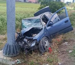 Afyonkarahisar’da otomobil yön tabelasına çarptı: 1 kişi hayatını kaybetti