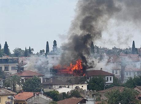 Antalya’da yangın! Alevler biri otel, 3 iş yerini sardı